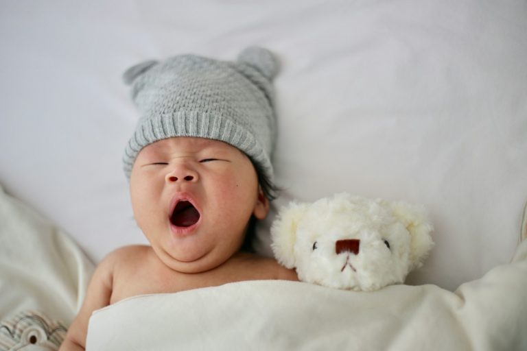 Comment aider bébé à se désencombrer : des solutions simples pour des nuits apaisées