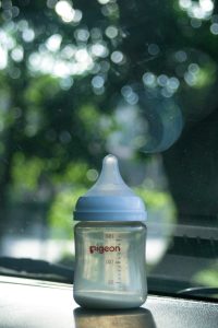 Chauffer le biberon diminue-t-il les coliques ? Vérité et astuces