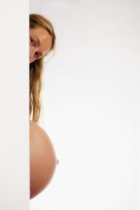 Comment savoir si on est enceinte sans test : symptômes et astuces à connaître