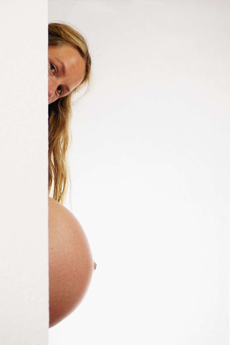 Comment savoir si on est enceinte sans test : symptômes et astuces à connaître