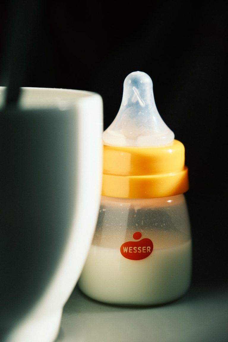Est-il normal qu’un bébé finisse son biberon en 5 minutes ? Tout ce qu’il faut savoir