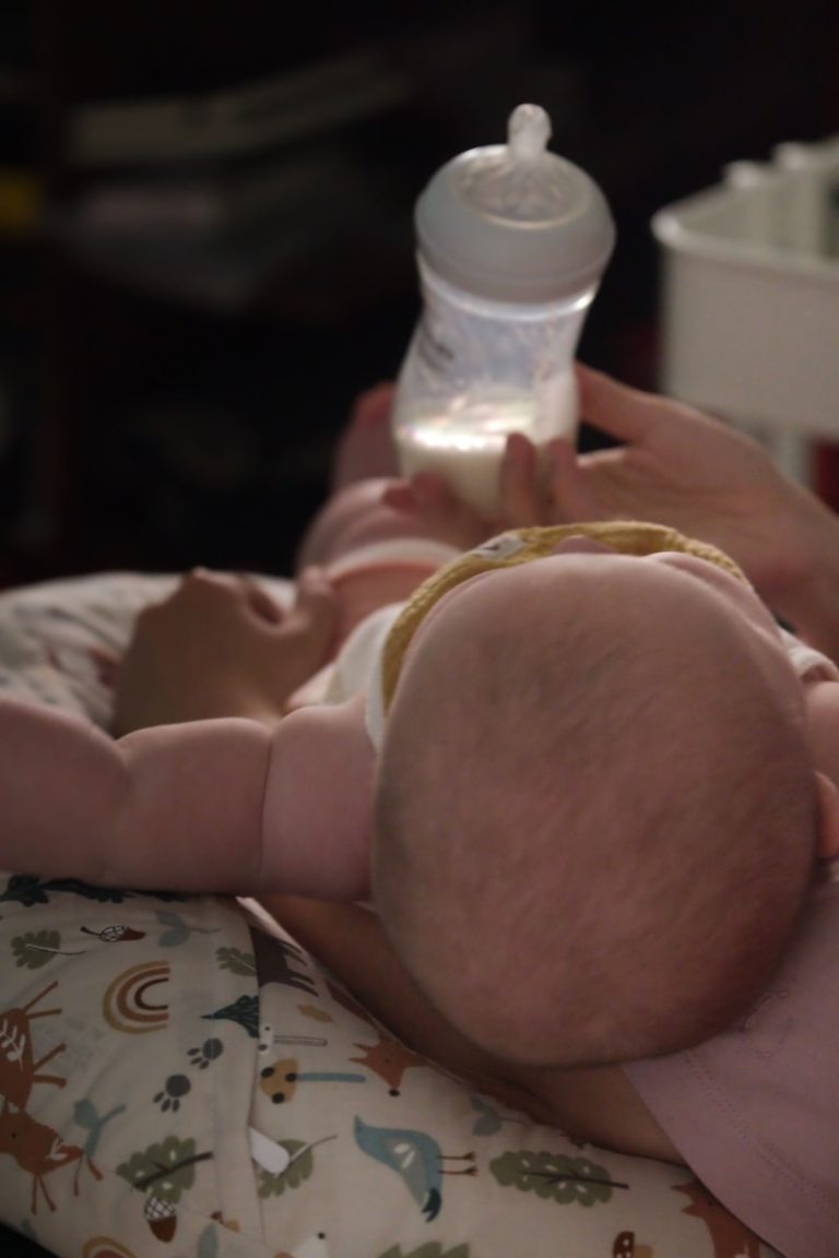 Quand passer de 90 à 120 ml : le guide pour nourrir bébé au bon moment