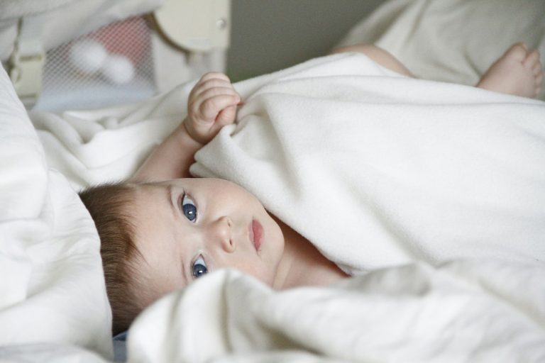 Quand s’inquiéter des selles d’un bébé : le guide pour y voir clair