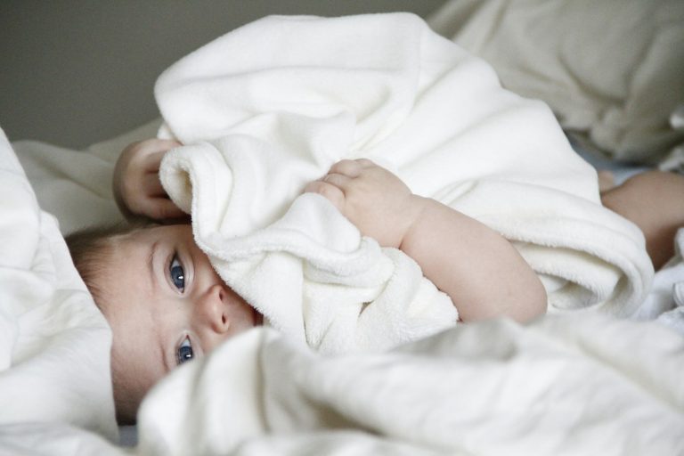 Pourquoi mon bébé fait des bruits de chèvre : tout comprendre pour mieux dormir