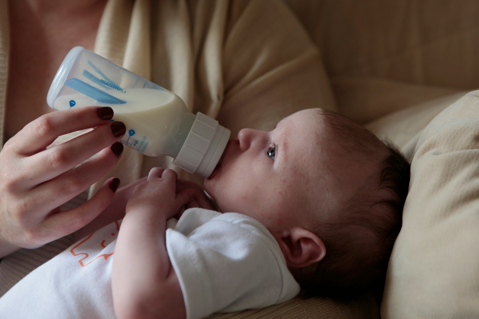Quelle quantité de lait pour bébé selon son âge : le guide pour bien nourrir