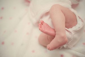 Est-ce grave si bébé s’endort sans faire le rot ? Réponses et astuces
