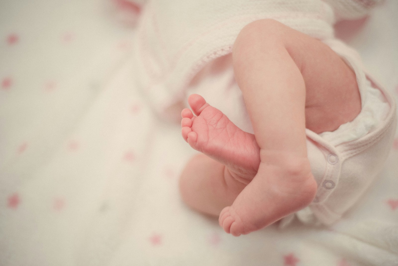 Est-ce grave si bébé s’endort sans faire le rot ? Réponses et astuces