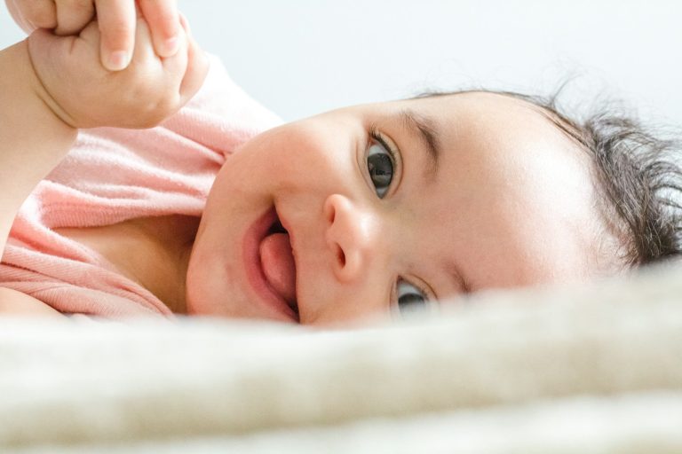 Comment arrêter le hoquet d'un bébé : solutions simples et sans danger