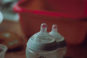 Réchauffer un biberon aide-t-il contre les gaz : le guide pour apaiser bébé