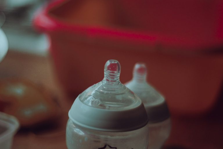 Réchauffer un biberon aide-t-il contre les gaz : le guide pour apaiser bébé
